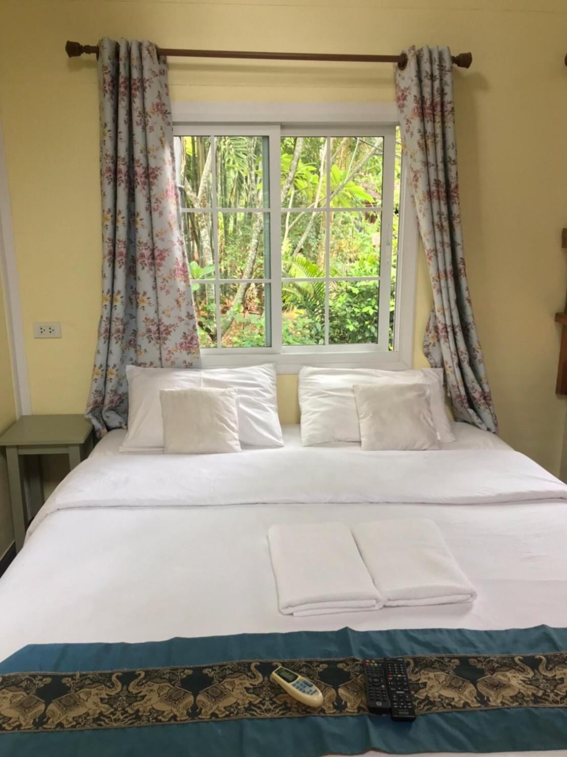 Baan Pong Tara Hotel Suan Phueng Bagian luar foto
