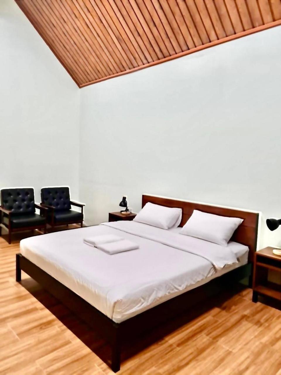 Baan Pong Tara Hotel Suan Phueng Bagian luar foto