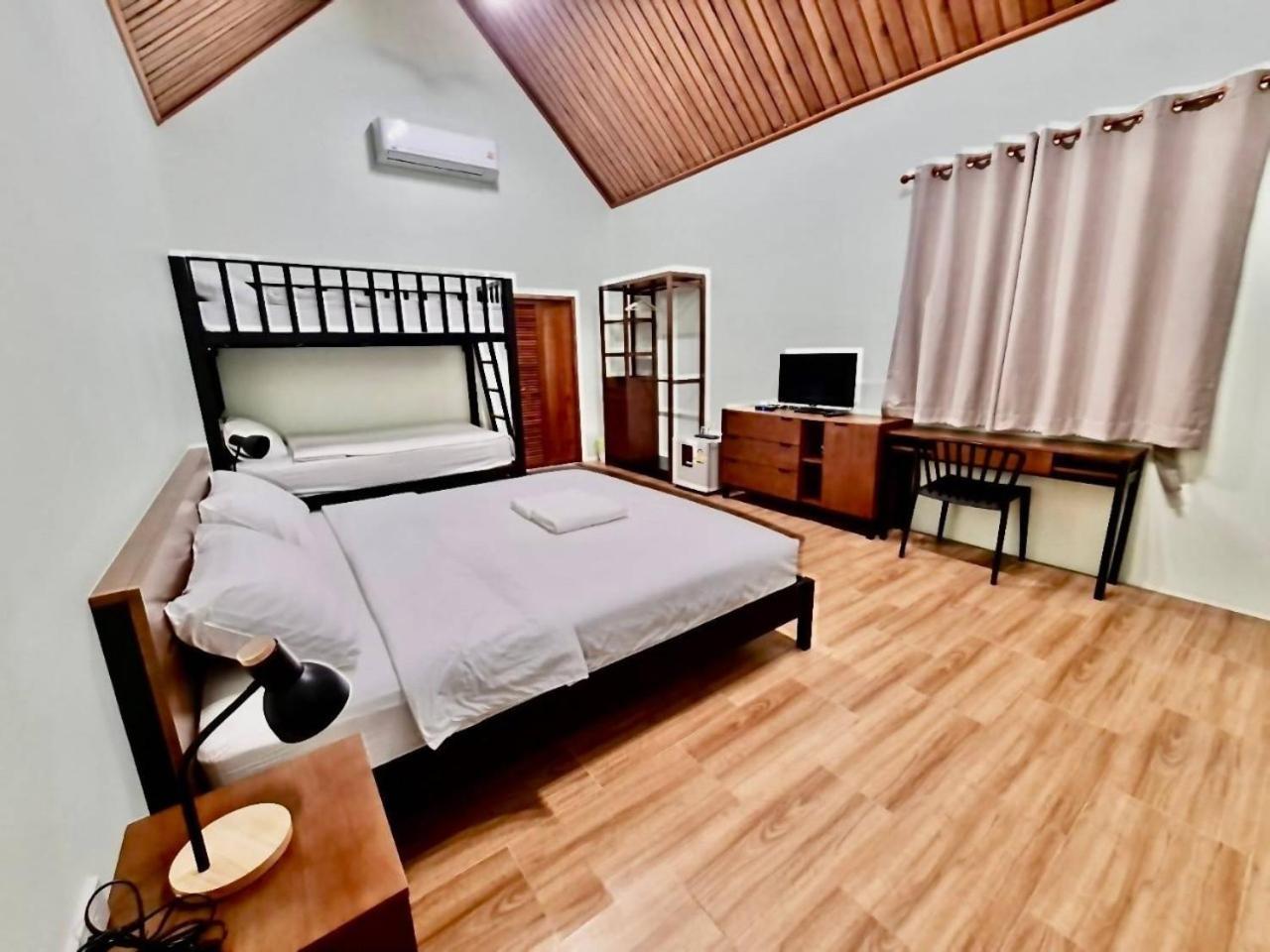 Baan Pong Tara Hotel Suan Phueng Bagian luar foto