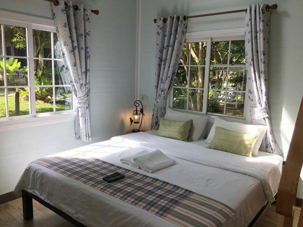 Baan Pong Tara Hotel Suan Phueng Bagian luar foto