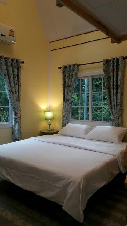 Baan Pong Tara Hotel Suan Phueng Bagian luar foto