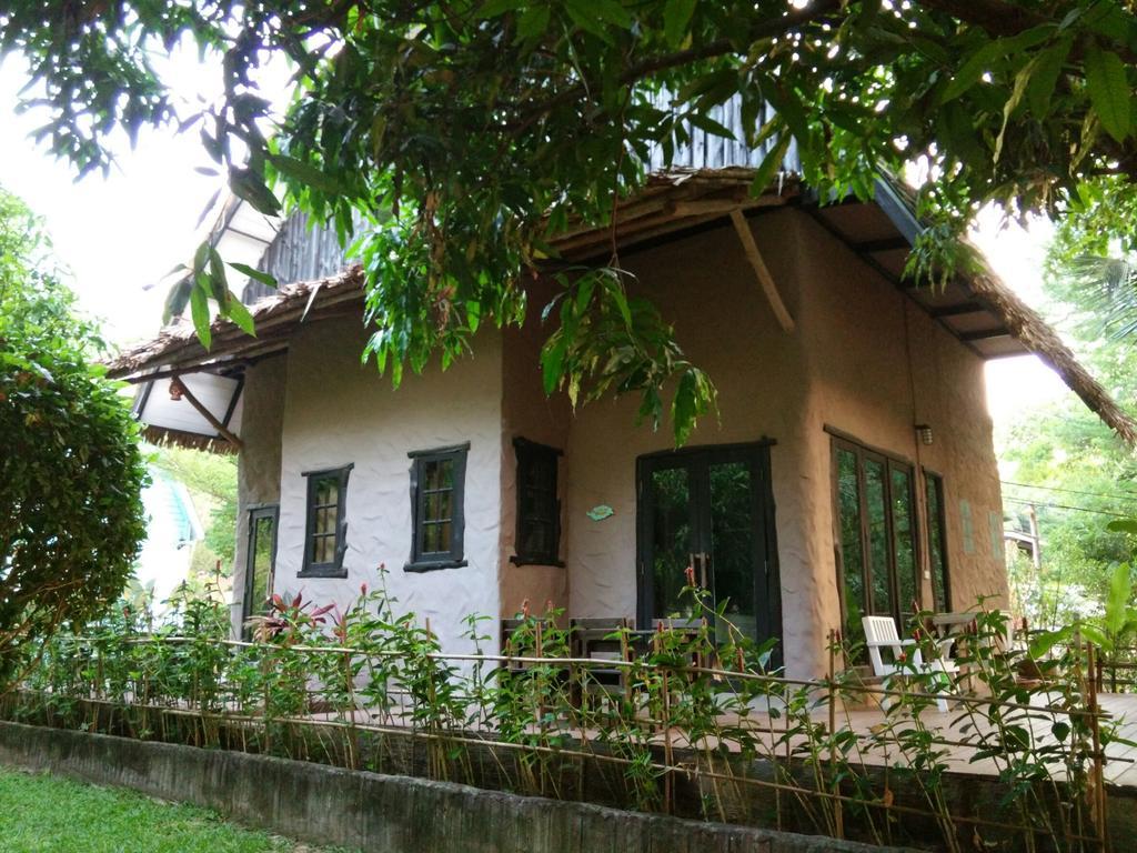 Baan Pong Tara Hotel Suan Phueng Bagian luar foto