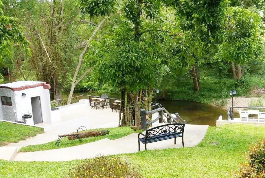 Baan Pong Tara Hotel Suan Phueng Bagian luar foto