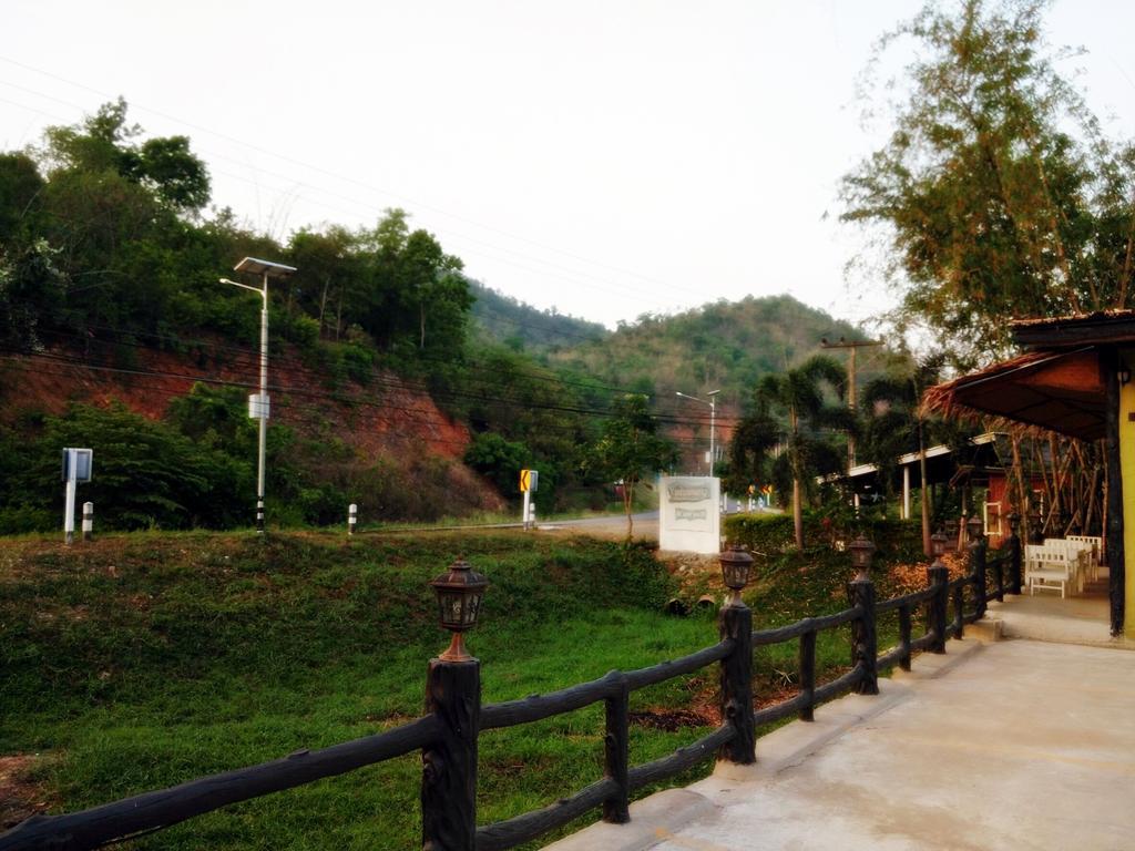 Baan Pong Tara Hotel Suan Phueng Bagian luar foto
